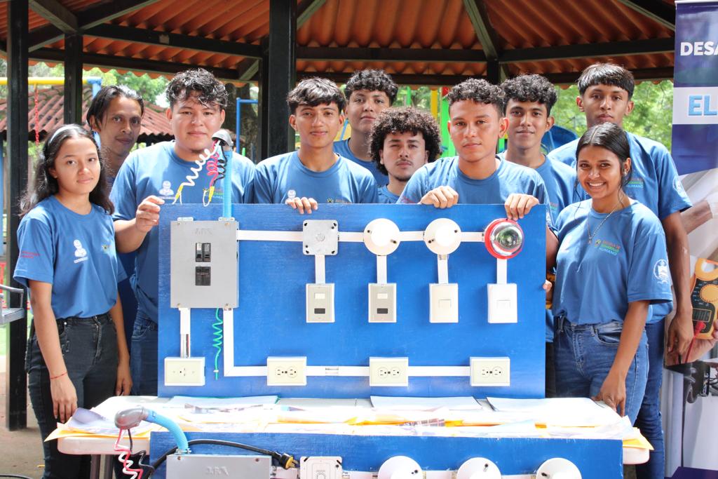 MatchConLaPaz's tweet photo. ¡Somos jóvenes #HaciendoMatchConLaPaz! 💙

En el marco de la celebración del mes de la Juventud, este día nuestro Consejero de la Juventud, @_FernandoRdguez, participó en una Jornada Juvenil Informativa organizada por la @AsambleaSV Legislativa Departamental de La Paz. https://t.co/28Y8fakz3t