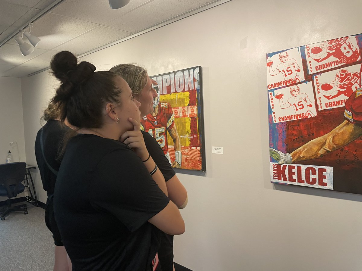 KckSoftball's tweet image. Team 44 supporting the KCKCC art gallery after practice today🎨🖌️ #team44 #forksup #studentathlete #jucobandit #art #painting