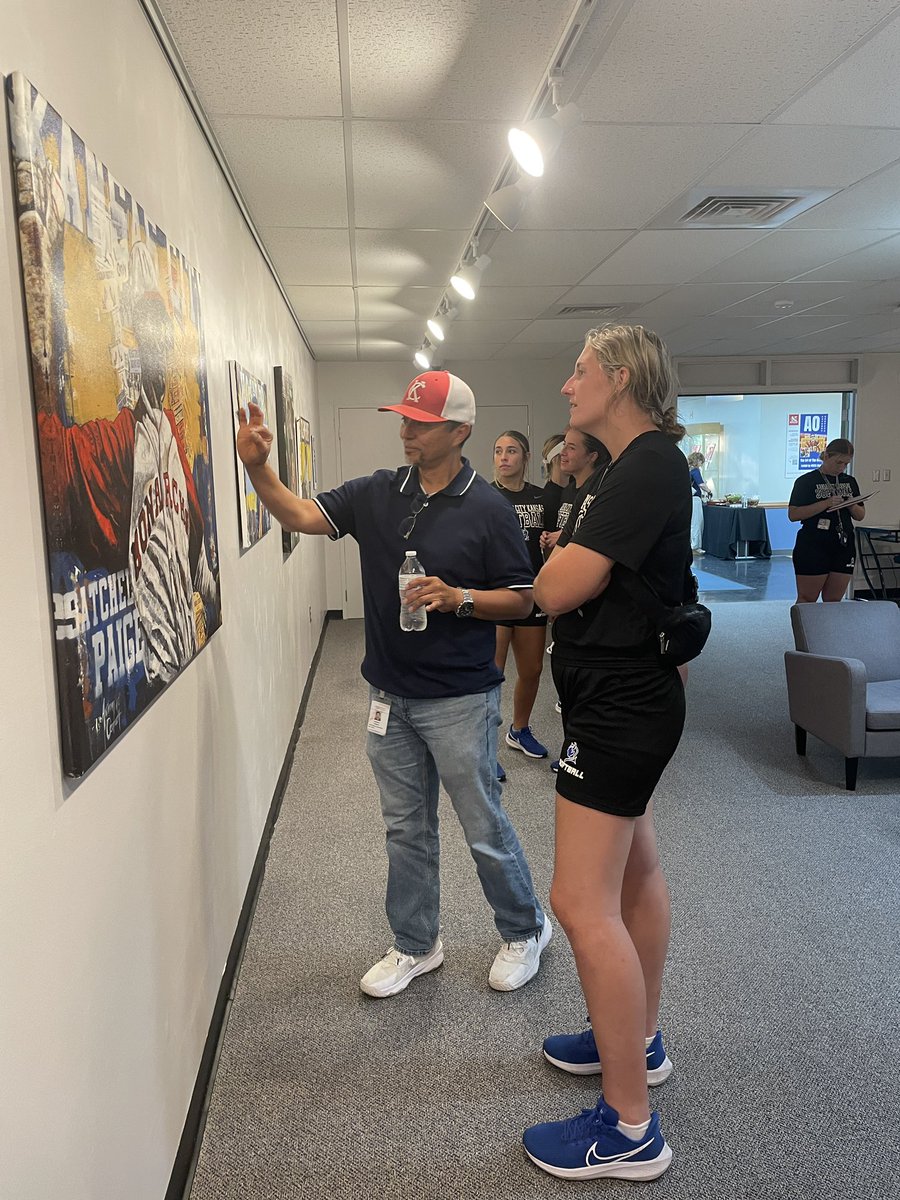 KckSoftball's tweet image. Team 44 supporting the KCKCC art gallery after practice today🎨🖌️ #team44 #forksup #studentathlete #jucobandit #art #painting
