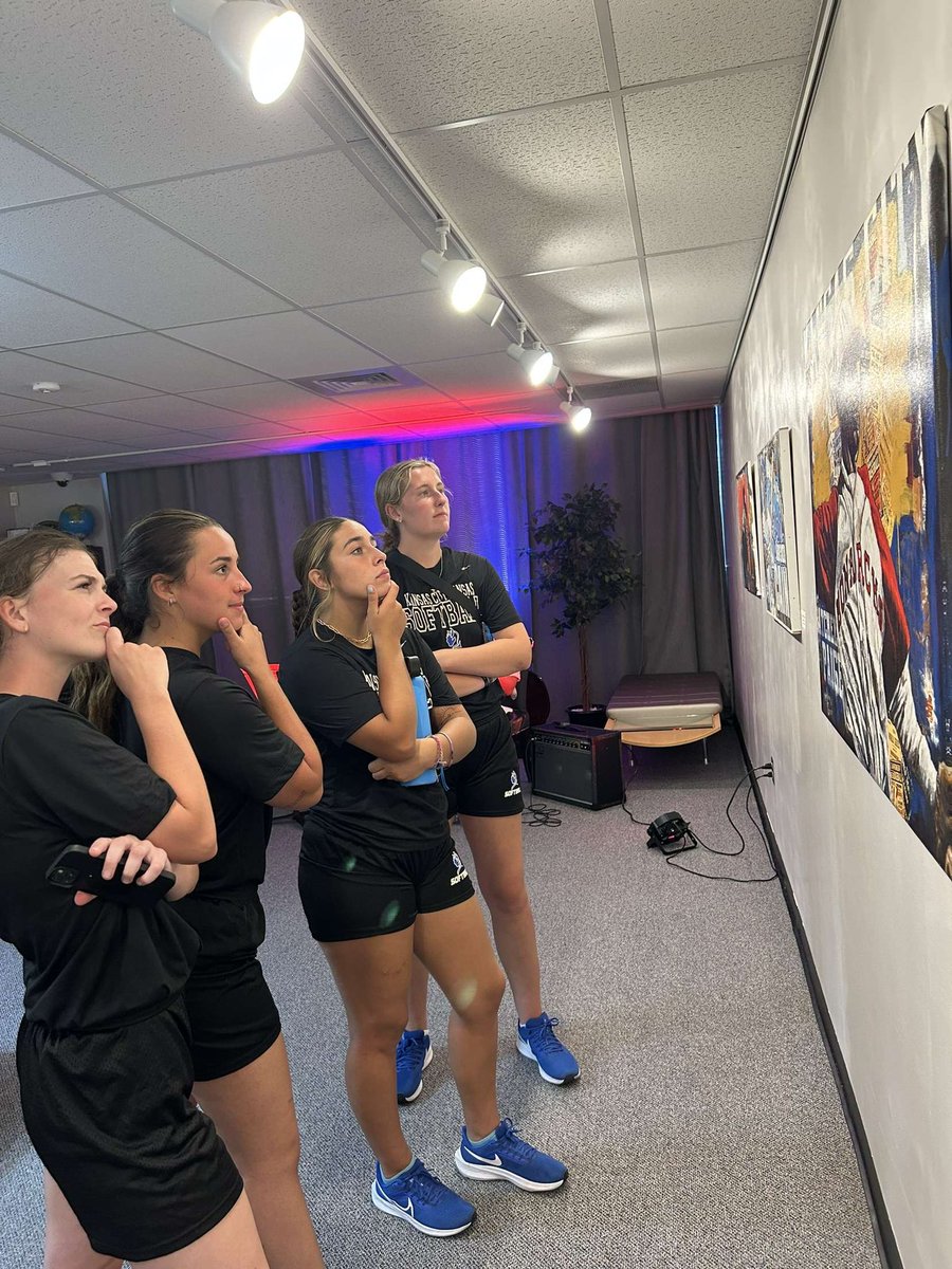 KckSoftball's tweet image. Team 44 supporting the KCKCC art gallery after practice today🎨🖌️ #team44 #forksup #studentathlete #jucobandit #art #painting