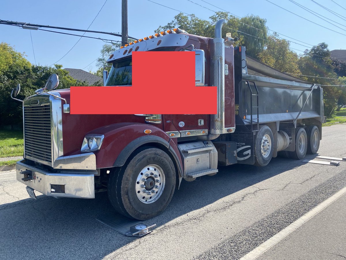 CstTaraso9345's tweet image. Not a #Safestart for this dump today. Spotted this fully loaded CMV driving with its SPIF lift axle up on Dundas; causing an overload on its drive &amp;amp; steer axles as well as overweight on its tires.  No pre trip inspection completed.

driver/company charged #OOS #ProjectSafeStart