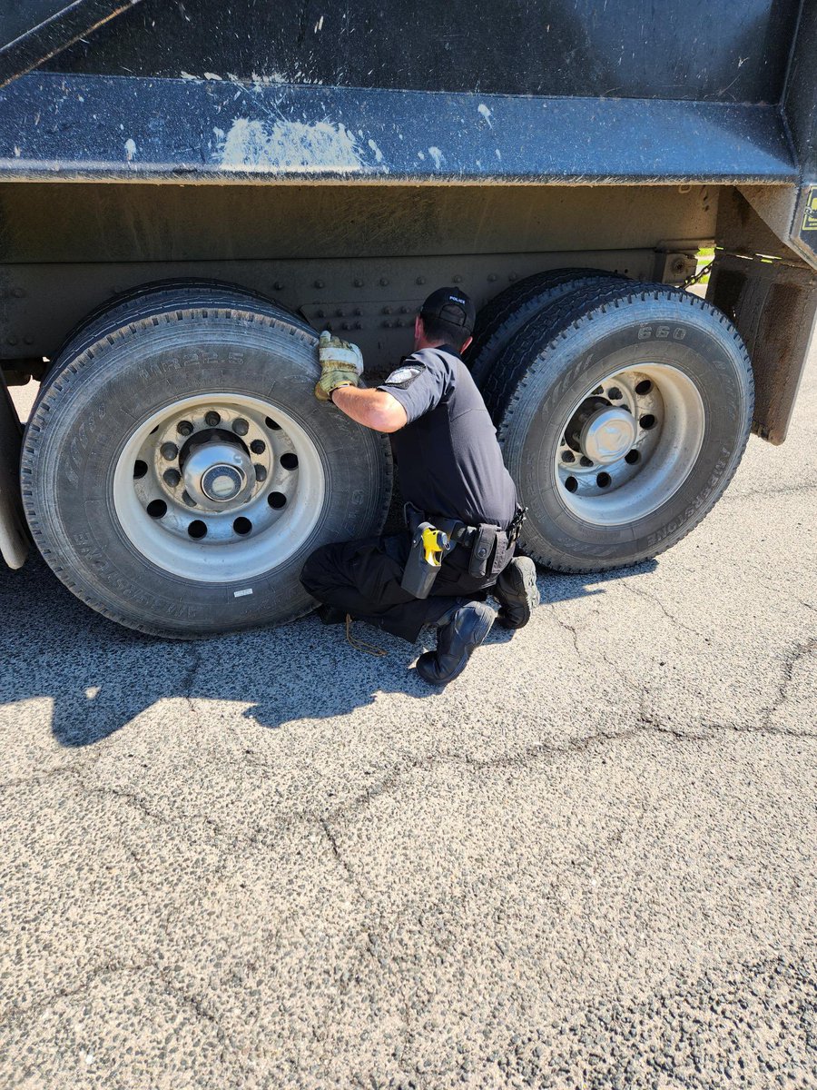 CstTaraso9345's tweet image. Not a #Safestart for this dump today. Spotted this fully loaded CMV driving with its SPIF lift axle up on Dundas; causing an overload on its drive &amp;amp; steer axles as well as overweight on its tires.  No pre trip inspection completed.

driver/company charged #OOS #ProjectSafeStart