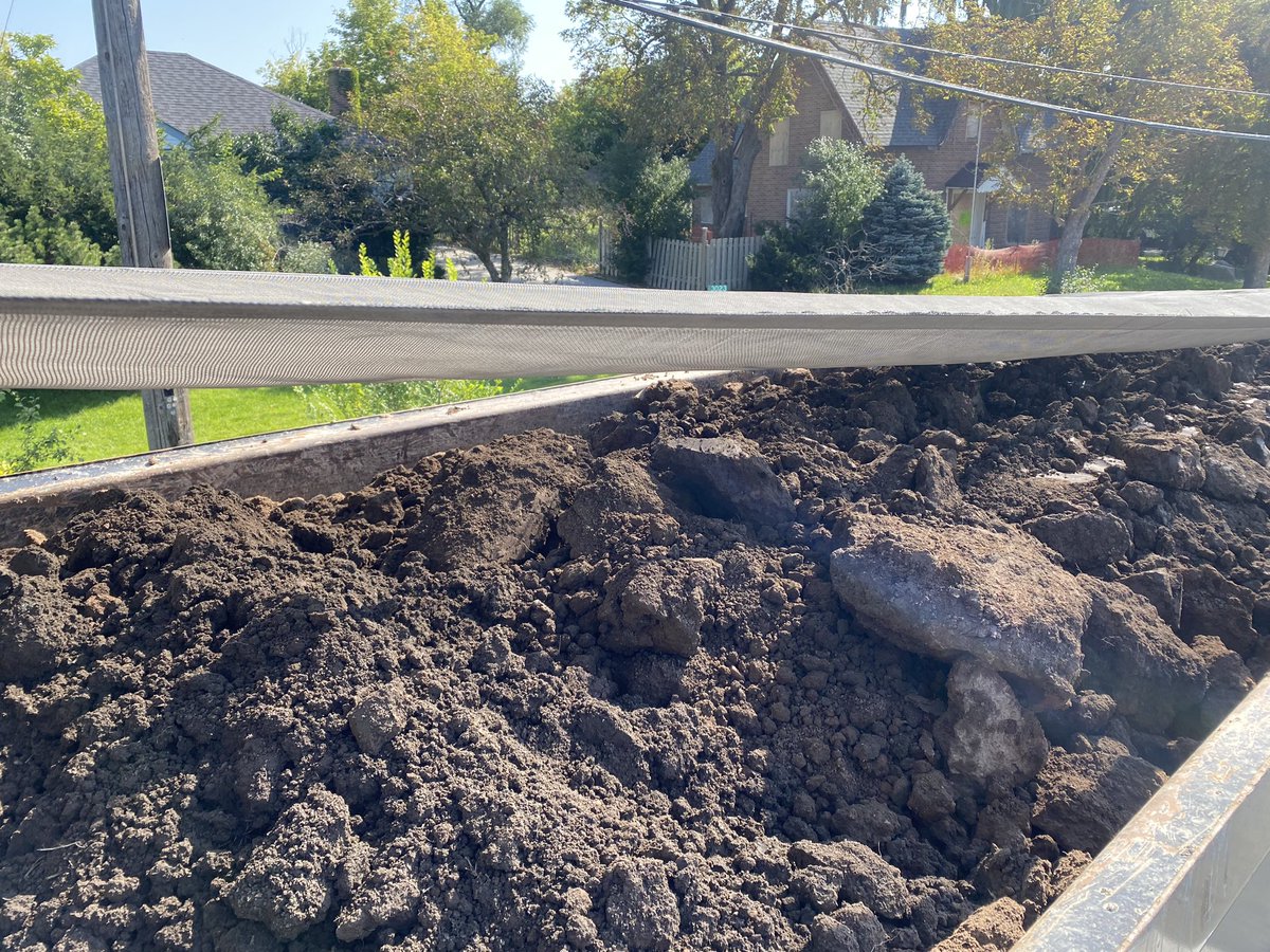 CstTaraso9345's tweet image. Not a #Safestart for this dump today. Spotted this fully loaded CMV driving with its SPIF lift axle up on Dundas; causing an overload on its drive &amp;amp; steer axles as well as overweight on its tires.  No pre trip inspection completed.

driver/company charged #OOS #ProjectSafeStart