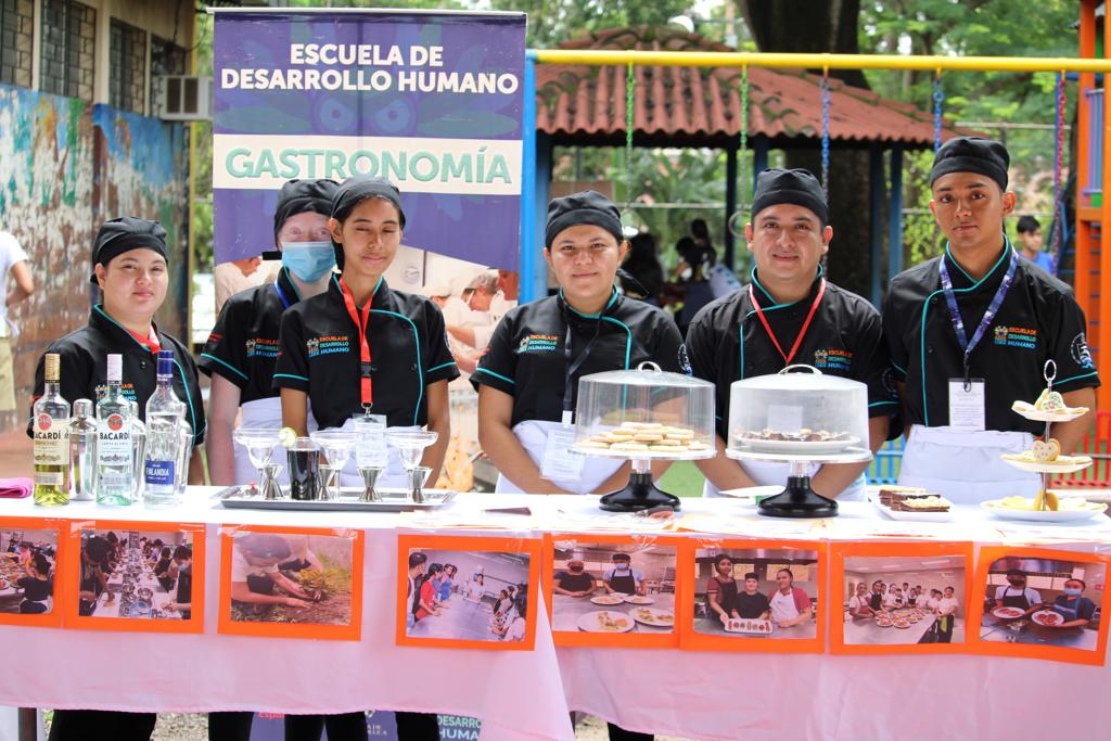 MatchConLaPaz's tweet photo. En donde jóvenes de diferentes Instituciones Educativas se dieron cita para participar de las actividades y escuchar las ponencias de los representantes del Ministerio @TrabajoSV, @BHElSalvador y conocer el trabajo que realiza la Escuela de Desarrollo Humano de Zacatecoluca. 🤠 https://t.co/nPApkoeswj
