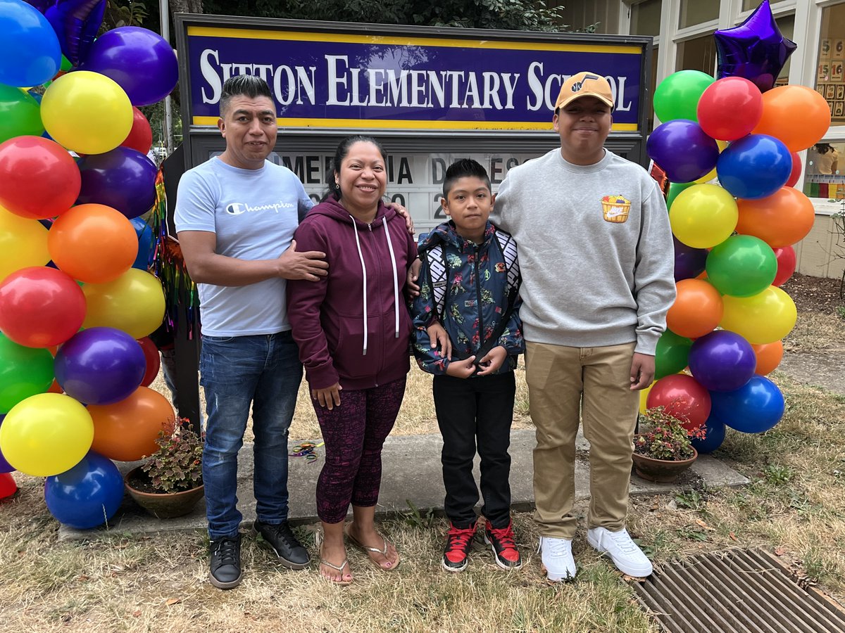 It’s so wonderful to connect with families and students! Joined by our school board Chair Gary Hollands, OR Senator Frederick & State Rep Nelson @IamTravisNelson this morning in welcoming everyone back.