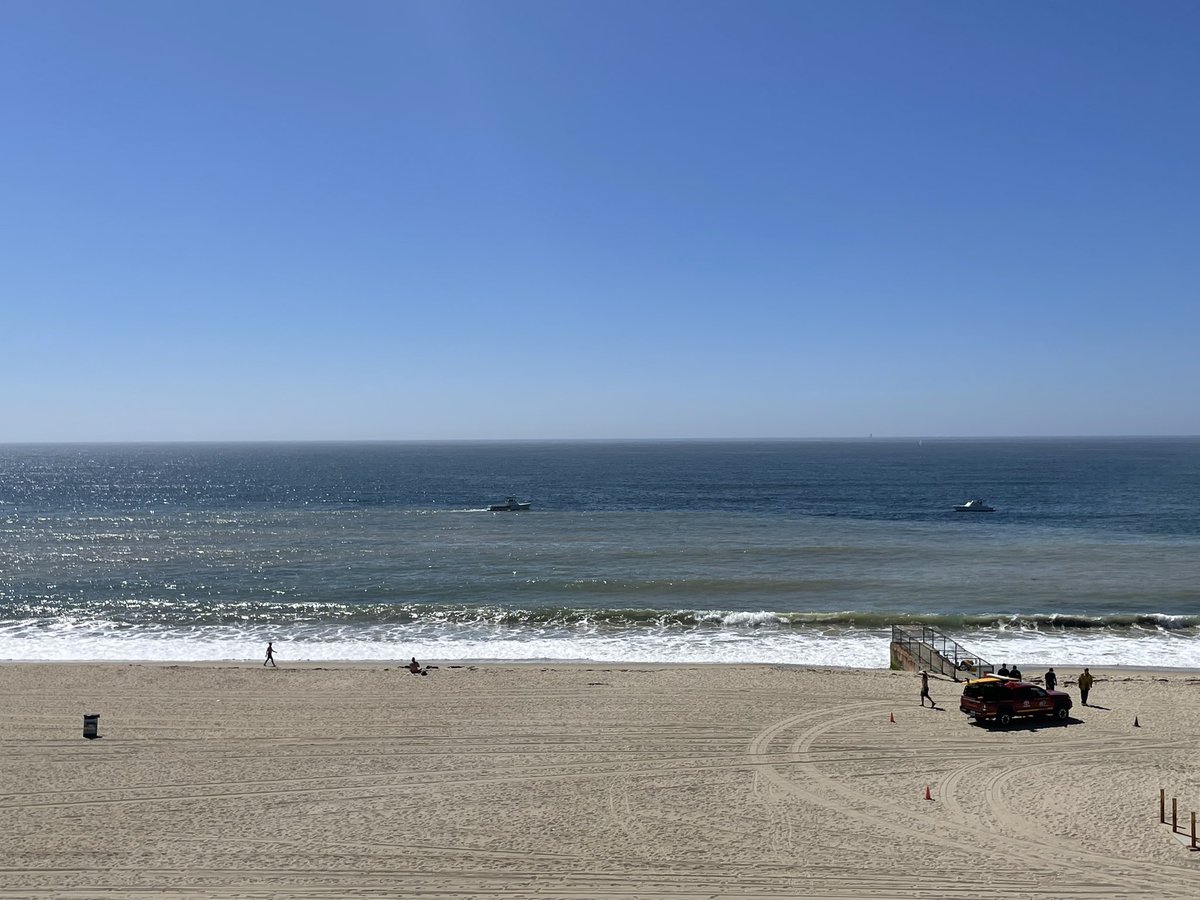 LACoLifeguards's tweet photo. #EsplanadeIC - at approximately 2:30 PM the Avenue E storm drain began flowing heavily for approximately 5-10 minutes as a result of a fresh water main break in the city of Redondo Beach. As a precaution Lifeguards posted signs recommending swimmers avoid …… (1/2) https://t.co/Yk5aypikqH