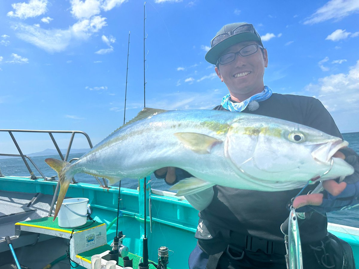 babababa_f's tweet photo. 今夜10:30～放送の #BABABABA爆釣Fishing は、和歌山紀北沖で #青物 や #タチウオ を狙います👊
この秋発売予定の #Galápagos のロッドが、曲がる曲がる❗️よくしなる👏
新色のジグもいい仕事をしてくれ、ダブルヒット、トリプルヒットも😄👍
これからますます楽しくなる #ジギング🎣見てね😉
#fishing https://t.co/bWLRCRqFXf