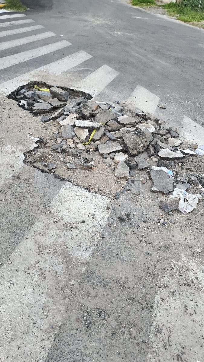 monorromio's tweet photo. @siapagdl 
@Trafico_ZMG
Vinieron del Siapa e hicieron obra hace más de 12 días, señalaron y así quedó. Cruce de Aguascalientes y Acueducto. Col
Lomas de San Miguel. Por favor su apoyo para resolver. Gracias https://t.co/f0GmvAzU7O