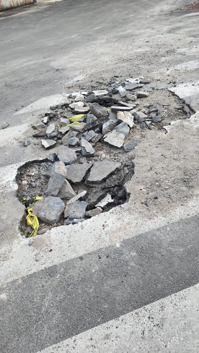 monorromio's tweet photo. @siapagdl 
@Trafico_ZMG
Vinieron del Siapa e hicieron obra hace más de 12 días, señalaron y así quedó. Cruce de Aguascalientes y Acueducto. Col
Lomas de San Miguel. Por favor su apoyo para resolver. Gracias https://t.co/f0GmvAzU7O