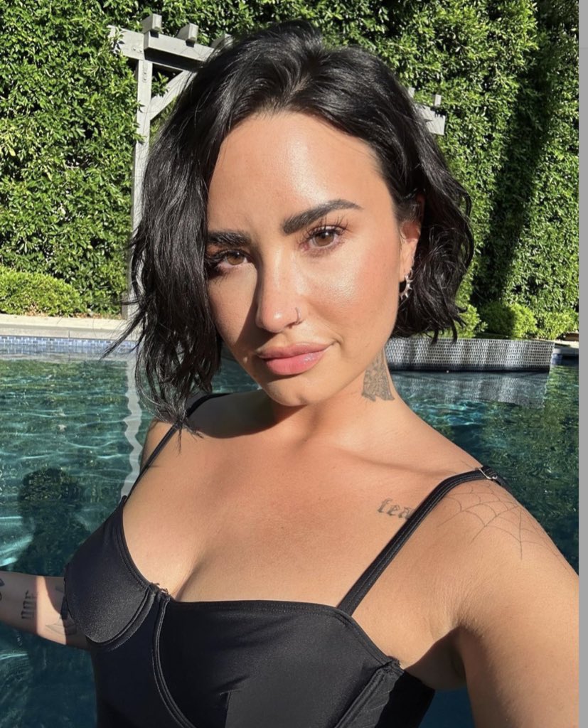 poptime's tweet photo. Demi Lovato já veio mais de 10 vezes ao Brasil, é viciada em Jiu Jitsu Brasileiro e agora lançou música cantando PERFEITAMENTE em português. A única artista internacional que merece a minha síndrome de vira-lata! 🇧🇷 https://t.co/IbGDcFOu0I