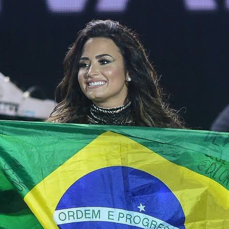 Demi Lovato já veio mais de 10 vezes ao Brasil, é viciada em Jiu Jitsu Brasileiro e agora lançou música cantando PERFEITAMENTE em português. A única artista internacional que merece a minha síndrome de vira-lata! 🇧🇷