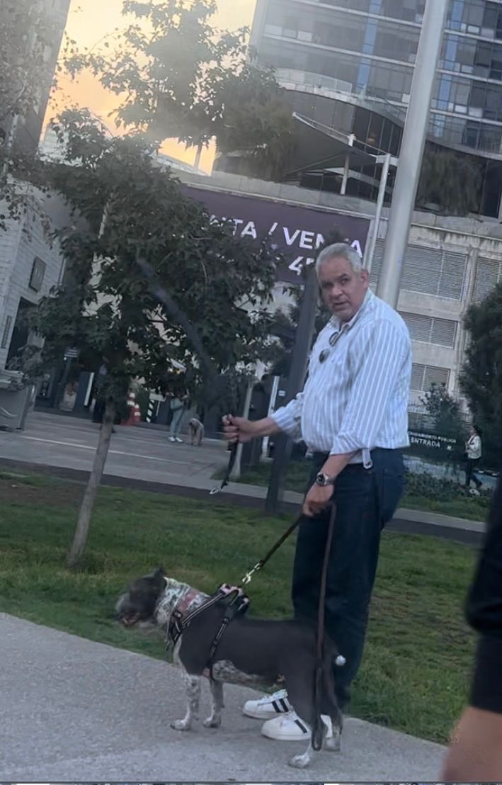 gis999's tweet photo. Me informan que que estaba pegándole con El cinturón en la cabeza. A su bull dog en el parque la mexicana y la seguridad de el parque no hace nada aquí la foro. @telediario @Mr_Civico @AlcCuajimalpa @Televisa @Azteca https://t.co/W8Serlml8p