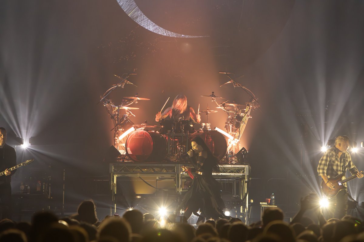 evanescence's tweet photo. We love you Adelaide! Felt so good to finally be with you again after WAY too long! Thank you for an amazing night.🤘
 
📷1,2  @debkloeden 
📷 3 Lewis Young https://t.co/URsnKgqnG9