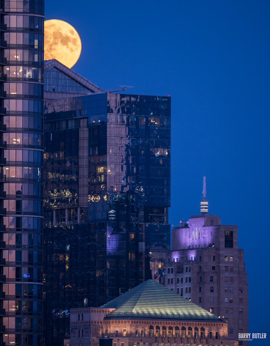 barrybutler9's tweet image. Peek-A-Boo.  Tonight's moon over the Chicago skyline.  #chicago #weather