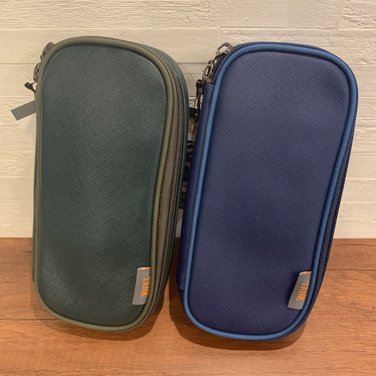 PenShopImai's tweet photo. ガルフストリーム「TANK ペンケース2」

ダークカラーがかっこいい✨️
2階だてペンケース

①付箋やハサミをまとめるメッシュポケット
②大切な筆記具を保管できるペン差し
③細々とした文房具を整理できる小物ポケット

シンプルな外見からは想像出来ないほど、収納力抜群👀

税込 1,760円

 #文房具 https://t.co/iSH0g8MWzY