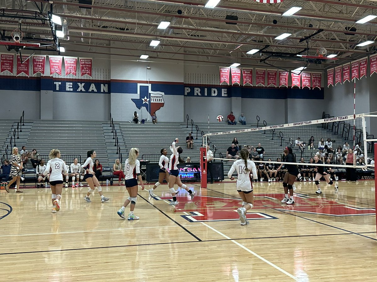 NHSTexans's tweet photo. Awesome win tonight @TxnVB!🏐 #Flagship #TexansAtWork https://t.co/mD0SH0LGN4