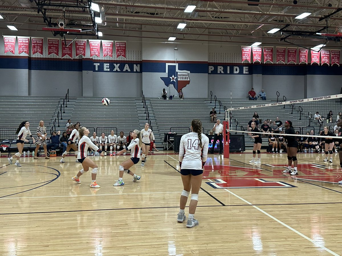 NHSTexans's tweet photo. Awesome win tonight @TxnVB!🏐 #Flagship #TexansAtWork https://t.co/mD0SH0LGN4