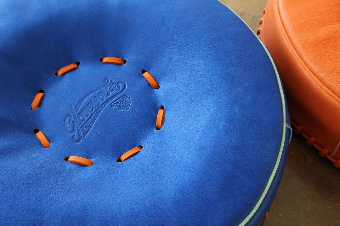 theGloveworks's tweet photo. Gloveworks Pounding Pad
-U.S Steer hide leather tanned by Korea
-Designed to help break in a ball glove using glove pounding mallet.
-Made to order
- Color can be customized
#gloveworks #グラブワークス #poundingpad #glovecollector #glovecommunity #glovecollection #relacinggloves https://t.co/b5eYEhFQvd