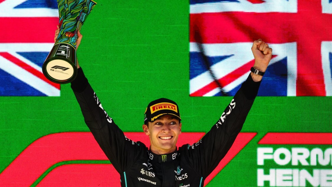 Formula0_versee's tweet photo. GEORGE RUSSEL SENSACIONAL VENCE O GRANDE PREMIO DO CANADA DE FORMA INCRIVEL E ASSUME A LIDERANÇA DO CAMPEONATO!!!!

@georgerussellf0 faz uma das corridas mais consistentes de todas para chegar a sua 4 vitória no ano!!! mesmo com um pesadelo no inicio para @Mercedes_F0 o inglês continuou batalhando e levou sua equipe a um baita triunfo!!

mas o destaque fica por conta de @LandoNorris_F0 que mesmo largando de ultimo faz 25 ultrapassagens na corrida e conquista 18 posições para chegar ao pódio!!!!

e o destaque de @DR3_F0 vai por sua perseverança, mesmo largando na pole o australiano não desistiu após perder posições e batalhou ate chegar na P1 mas acabou batendo e sendo punido, assim caindo para P11. Mas em poucas voltas o australiano decidiu e na ultima curva ultrapassa seu compatriota @Oscar_formula0 e conquista mais um pódio!!