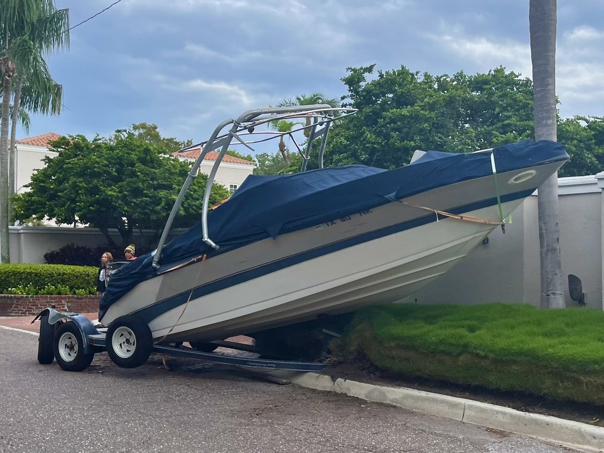 delarosaWPLG's tweet photo. In Tampa, someone was trying to get their boat to safety -before the storm- and it didnβt go very well. Ouch! #idalia #hurricaneidalia #florida #boatproblems https://t.co/0J0IN8p4w4