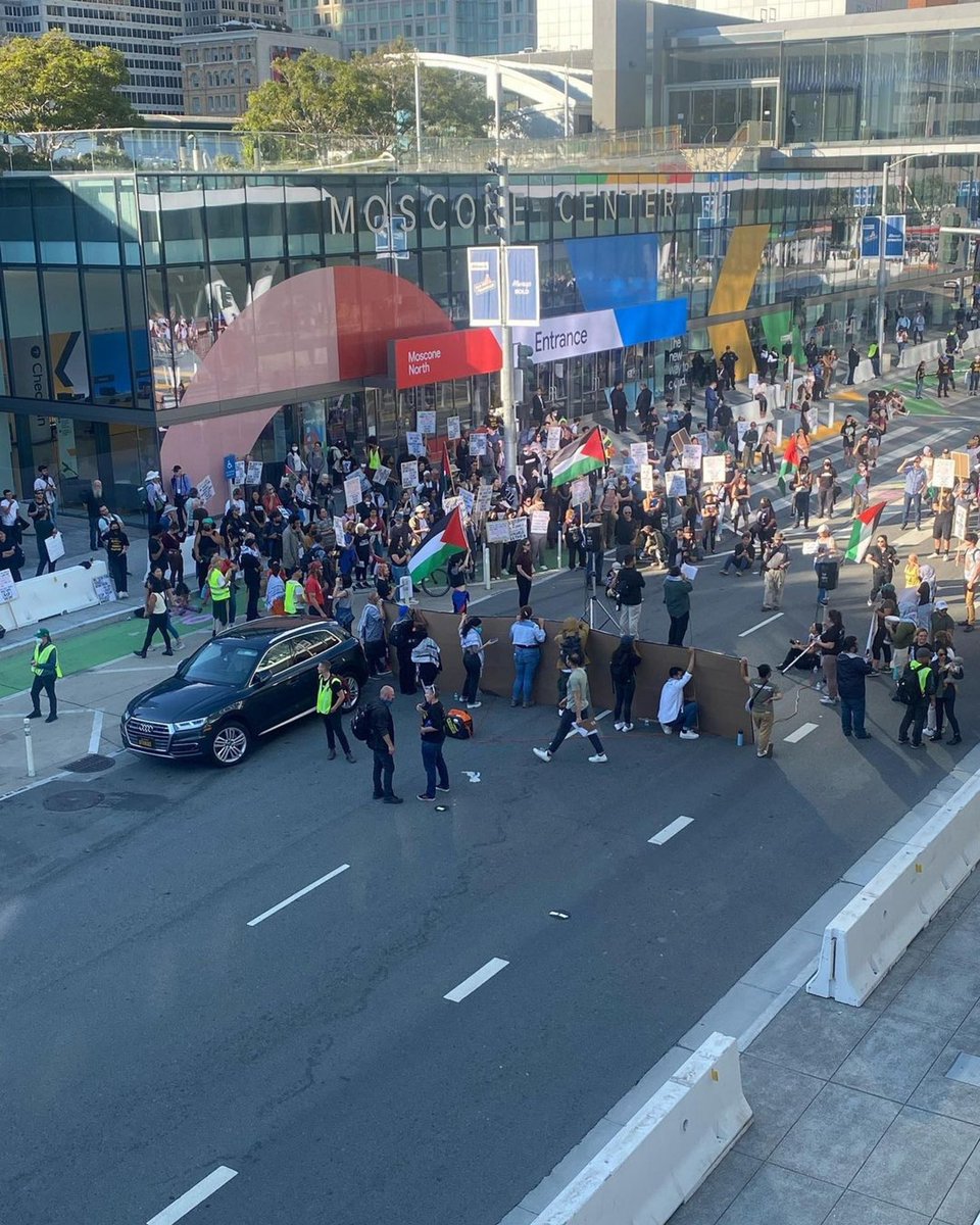 APTPaction's tweet photo. HAPPENING NOW outside of the #GoogleCloudNext conference in San Francisco hundreds gather to say NO to tech for apartheid #DropProjectNimbus #FreePalestine🇵🇸 https://t.co/eTOHpRT7MP