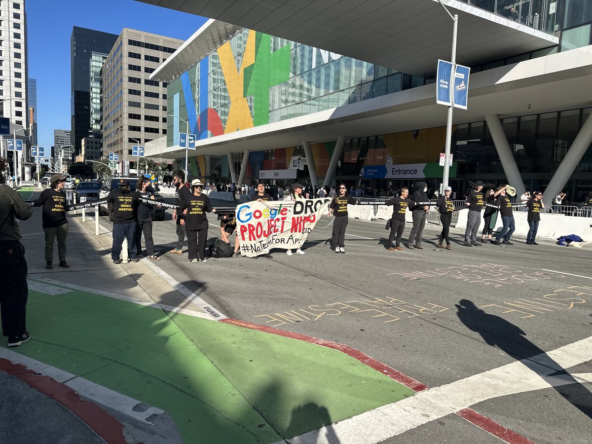 APTPaction's tweet photo. HAPPENING NOW outside of the #GoogleCloudNext conference in San Francisco hundreds gather to say NO to tech for apartheid #DropProjectNimbus #FreePalestine🇵🇸 https://t.co/eTOHpRT7MP