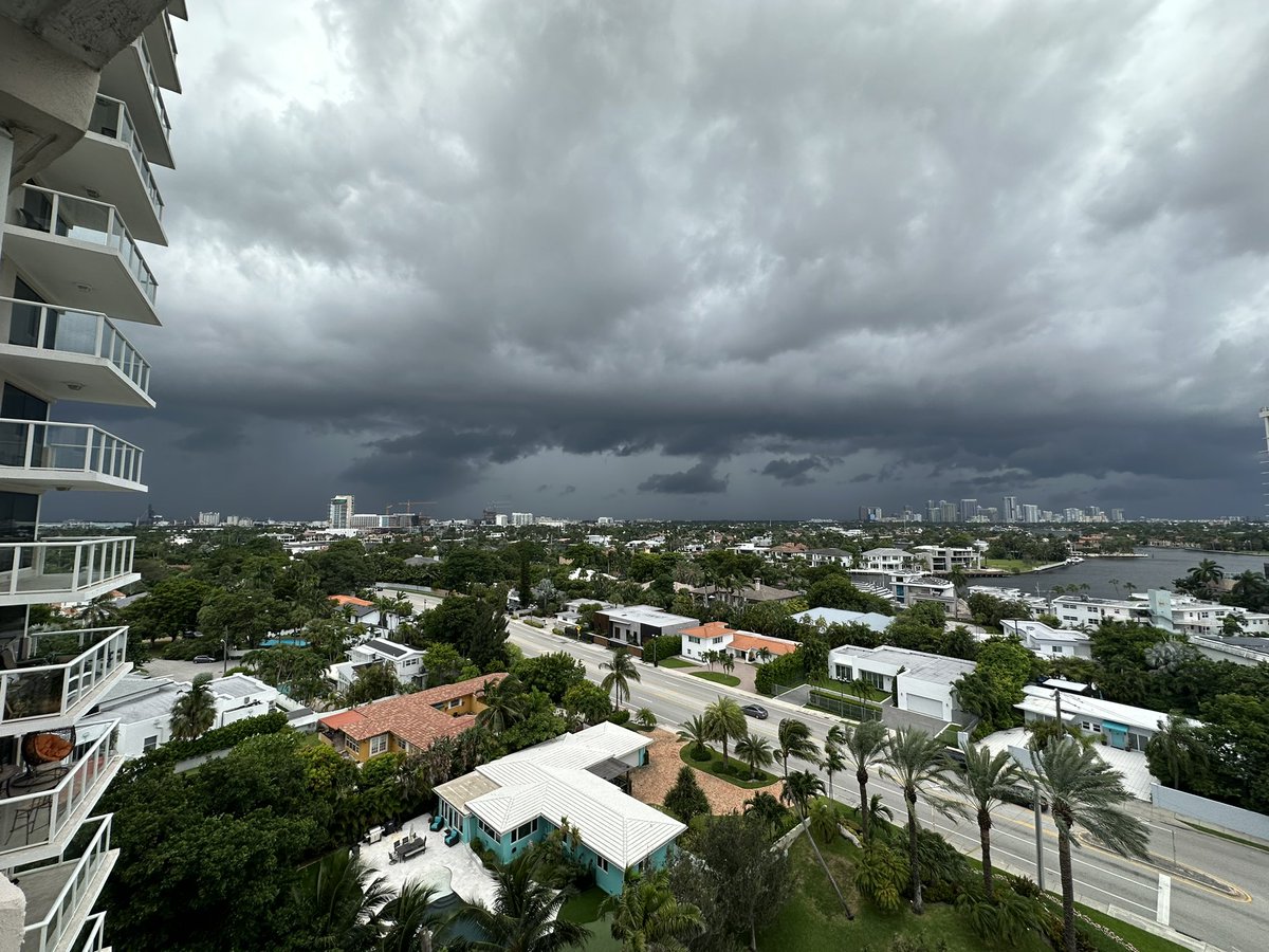 mmitchel71's tweet photo. Far reaching out bands over Ft Lauderdale this afternoon. This was just before it poured on the beach. A little wind but short lived. Was cool watching the clouds this afternoon. #Idalia #outerbands #FortLauderdale #Weather #FortlauerdaleBeach
#HurricaneIdalia #Hurricane https://t.co/W0KDzuKoib