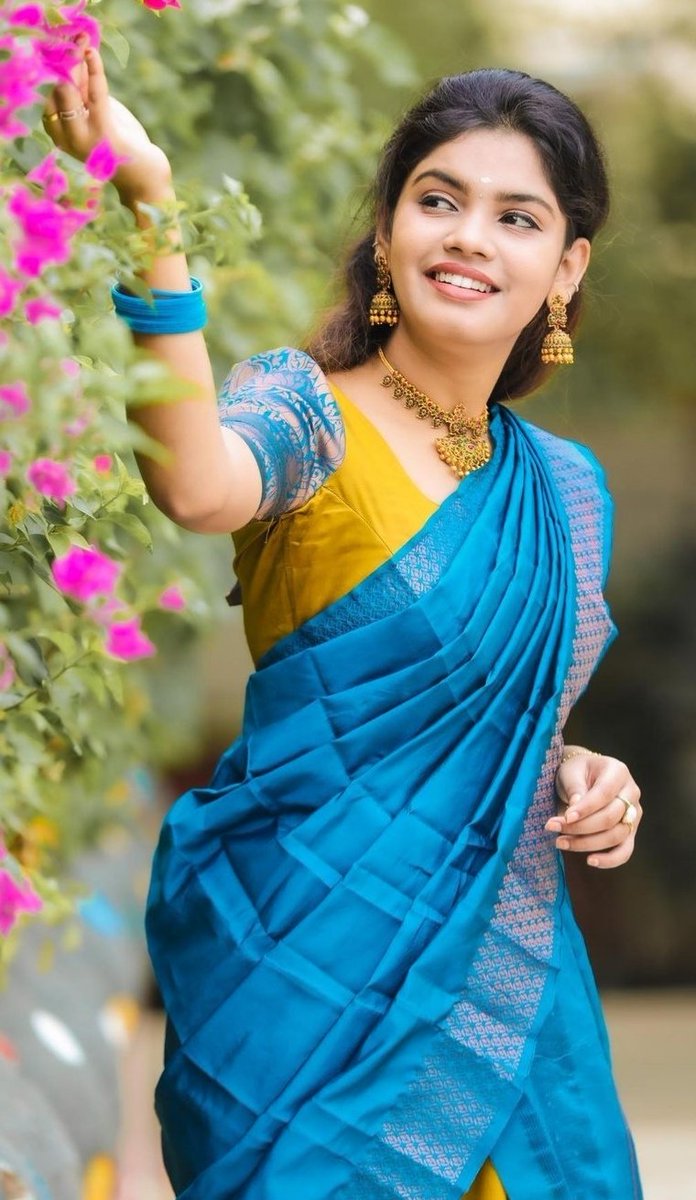 வளைந்து செல்லும் நதியில்
மிதந்து செல்லும் இலைமேல்.
பயணிக்கும் சிறு தூரம் தான்
வாழ்கை ..

காலை வணக்கம் ❤️