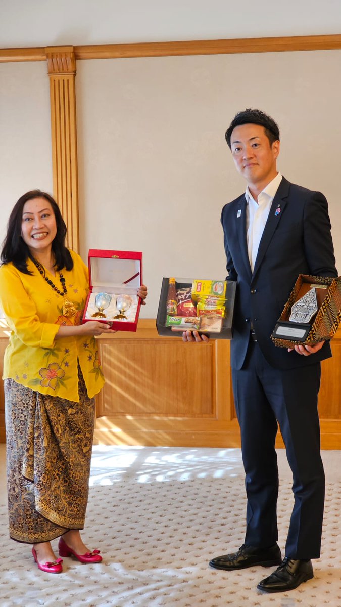 jhenict71's tweet photo. I bid farewell to Mayor of Osaka, Mr. Hideyuki Yokoyama yesterday (29/8). We both agreed on continously strengthening the already excellent relations between Indenesia and Osaka City, https://t.co/394QgaON7R the context of 65th anniversary of RI-Japan #inidiplomasi https://t.co/t1iXDrpAPh