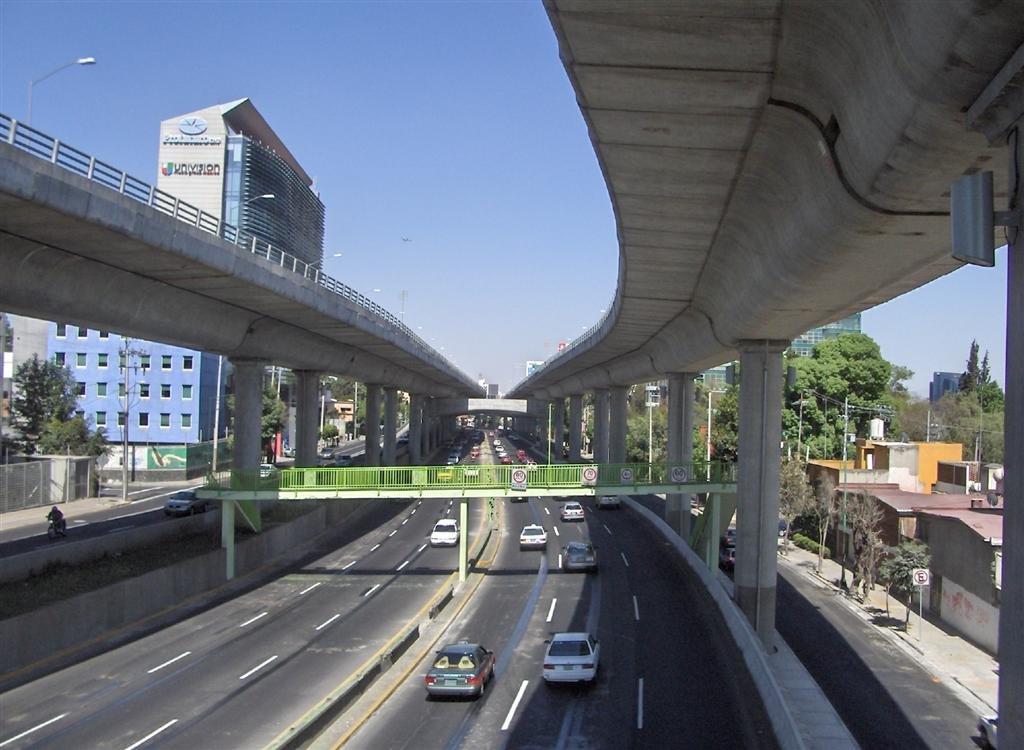 Un fun fact que es bastante triste es que el proyecto famoso donde demolieron un viaducto elevado para recuperar un río en Corea se hizo al mismo tiempo que el Segundo Piso del Periférico.