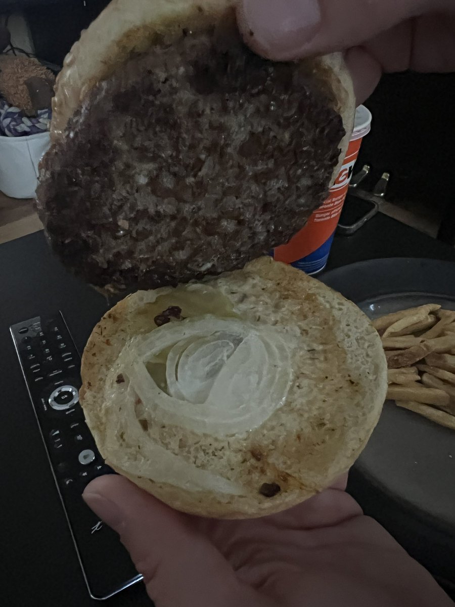 gh0sty251's tweet photo. @AWCanada was super excited to try the spicy dill pickle mama burger and got this instead. What a shame. https://t.co/7fq9Wcv5FX