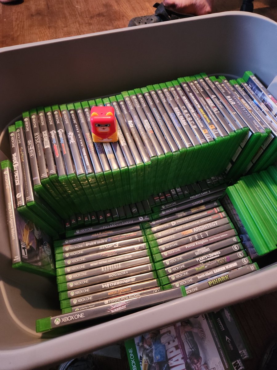 TweakX's tweet photo. Well, halfway through the first box of xbox One games. This box is M-Z, it seems. I'll update when I'm done with this box, lol. #Gameye https://t.co/5wPsC2pqbc