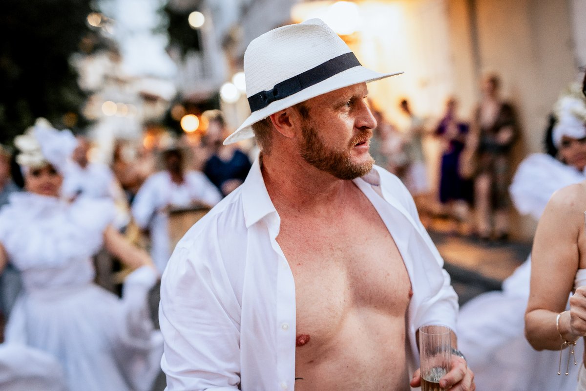 le_gipset's tweet image. Me: We don&apos;t need to lose weight before the wedding, it&apos;s not like we&apos;re going to have our shirts off

Ricky, immediately: 

#menwithoutshirts #sacramentopeople #springbreakforever