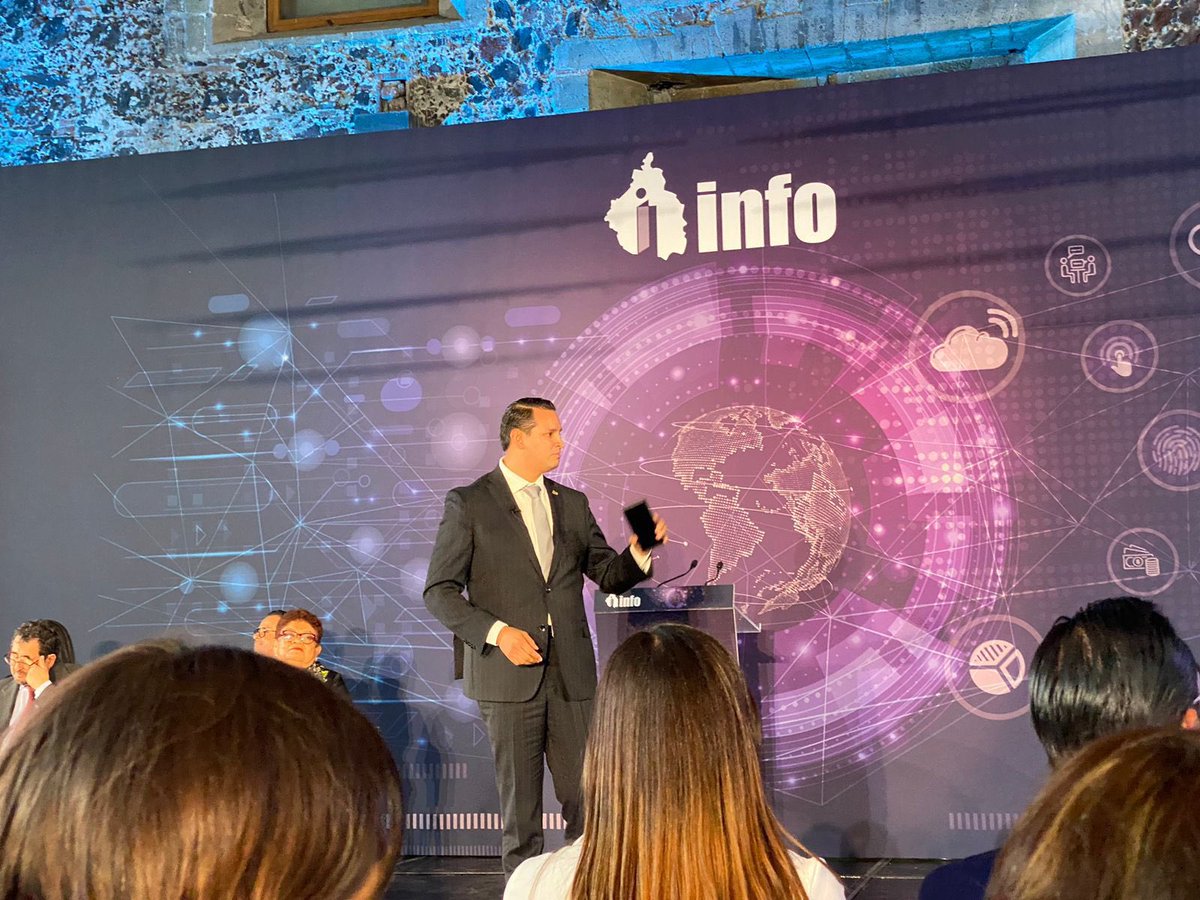 Fer_MercadoG's tweet image. Cerramos el día en el informe de actividades del Comisionado @AristidesRodri, donde detalló el funcionamiento del ChatBot del @InfoCdMex “#Atic”🤖, herramienta de #IA que facilita el acceso a la información pública, entre otras acciones.

Felicidades amigo, que vengan más éxitos!