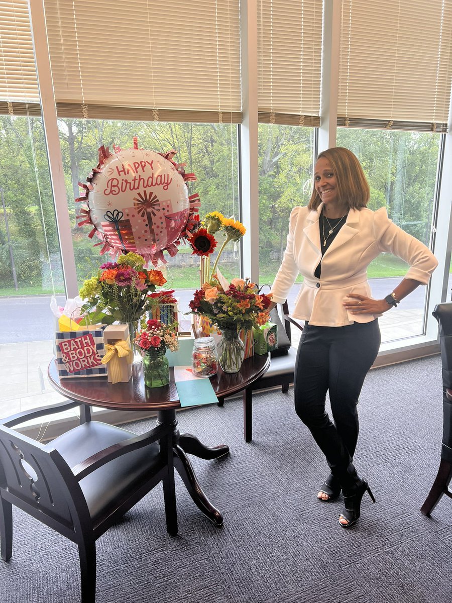 ttanesha74's tweet photo. Today we showered birthday gifts on Principal Gibbs…Happy Birthday 🎉 Hope you had an awesome day 🎉🤗💚🎈🥳🎁 @kimogibbs #itsoktocelebrate💚 https://t.co/yya2bJpiYU