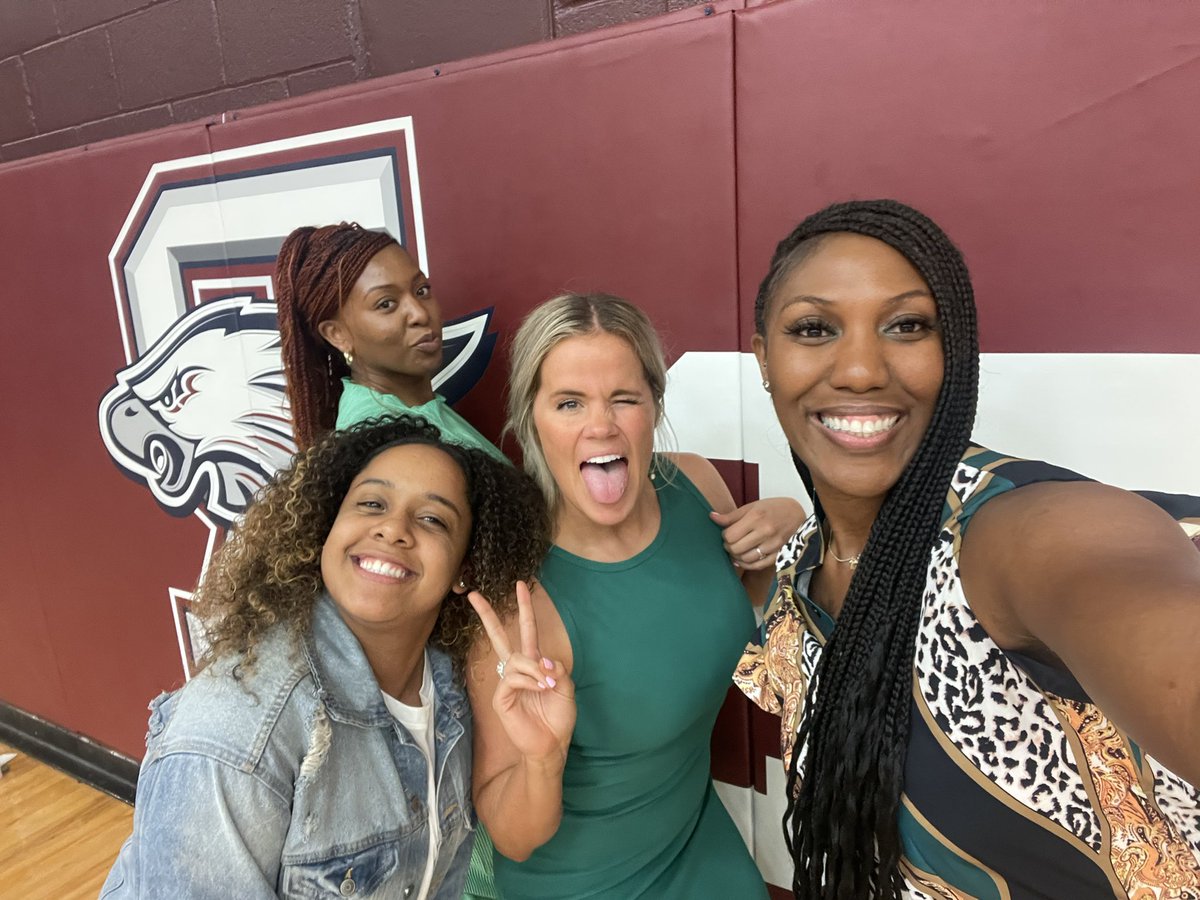 LashanaMorgan's tweet photo. First district game against South Garland was a CLEAN SWEEP for all 3 teams! 💚 #MTXE #TOI #lettsgo #dieempty #rowlettvolleyball https://t.co/xKrnB2ka3o