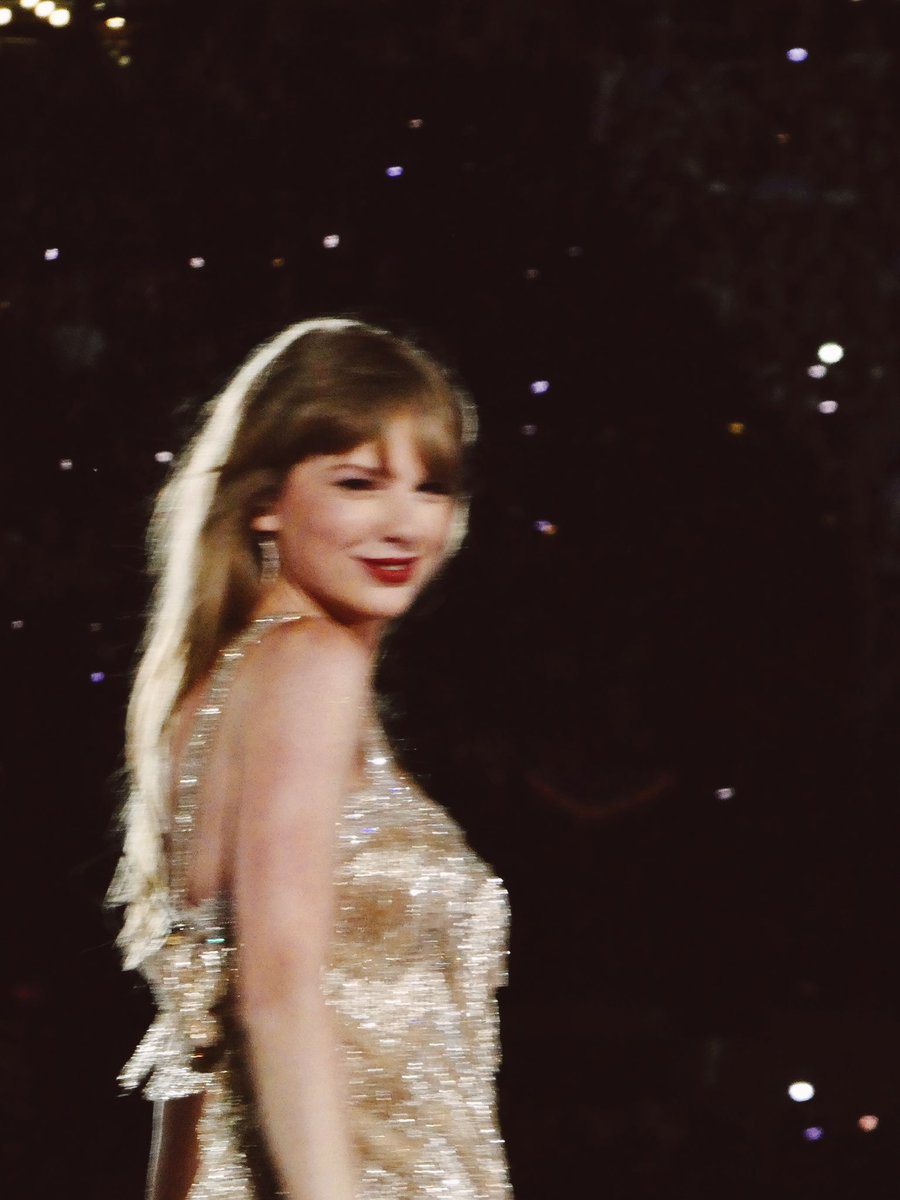 besttofswift's tweet image. taylor's blurry photos are everything