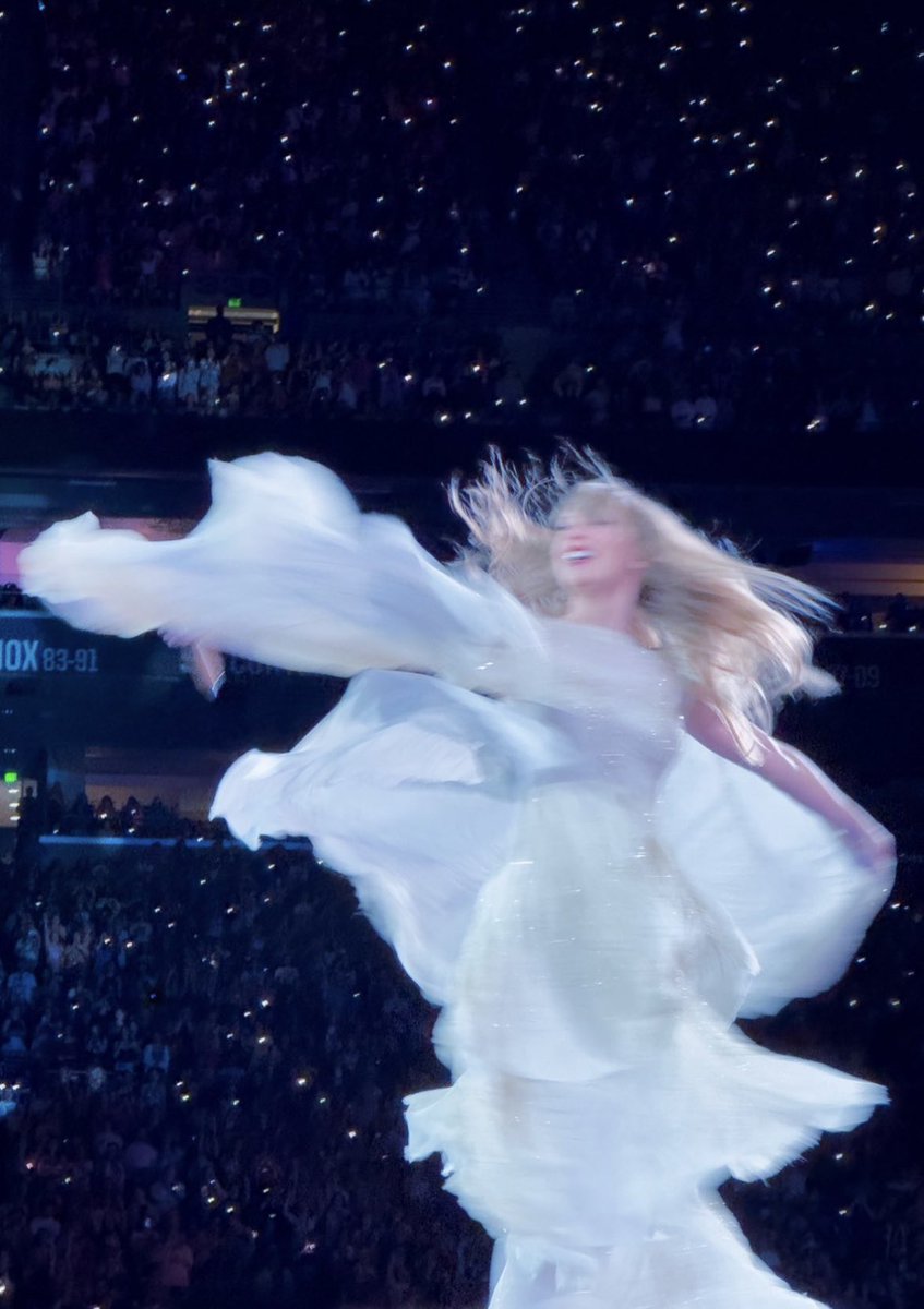 besttofswift's tweet image. taylor's blurry photos are everything