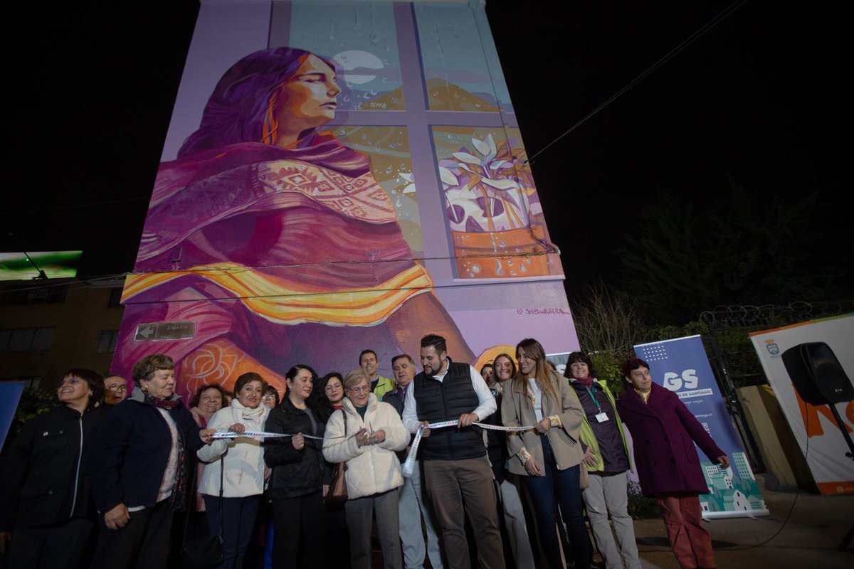 Muni_Renca's tweet photo. ¡Bienvenida a un nuevo #mural! 🖌️😍 Esta tarde inauguramos Nostalgia de Petricor, de la artista #ShetuKiltra , junto a las vecinas y vecinos de Villa España, el gobernador regional (s), Manuel Gallardo, y #metro21 . @Gob_Santiago @cn_castro @COREsantiago https://t.co/blYr36S8Ah
