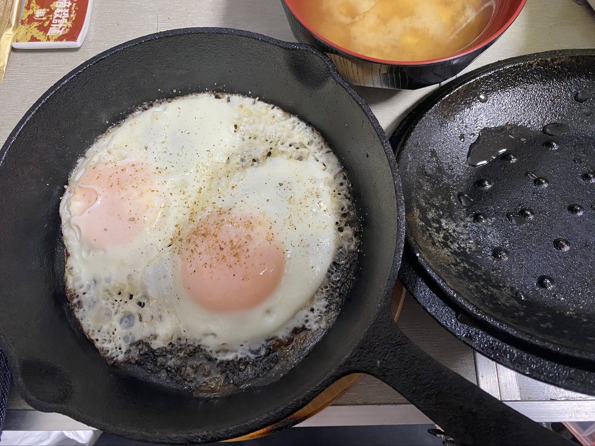 スキレットで目玉焼き蒸し焼き。 