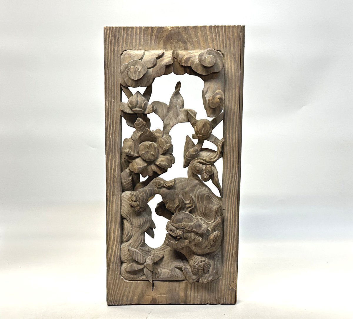 hareitiba's tweet photo. Ranma
Transom
Ranma is a type of fixture found in Japanese architecture. It is an opening between the ceiling and the doorway for lighting, ventilation, and decoration.
#japaneseantique #transom https://t.co/OXjKiGS7rF