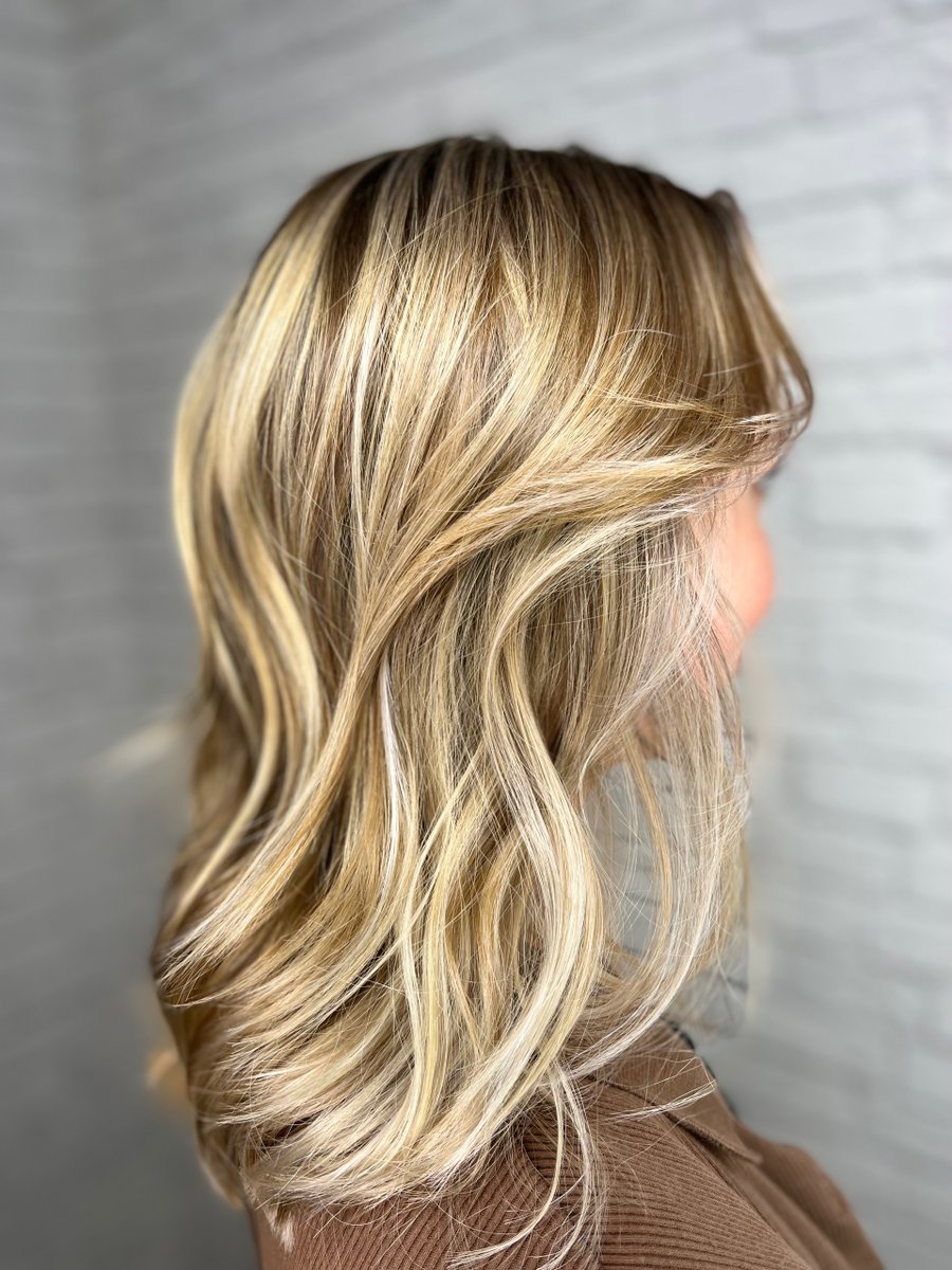 Because Blonde Is My Favorite And I Can Do It Everyday And All Day☀️💛🌼
Hair by: @fitbeauty_bymeghan
.
.
.
. #specialfxsalonsanjose #specialfxsalonanddayspa #sanjosesalon #saloncentric #saloncentriclosgatos #behindthechair #summitsalon #summitsalonsanjose #sanjosehighendsalon #s