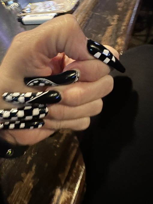I see I lookin&hellip;where are you Daddy.. Baby needs new nails.. who is treating?? Spoilme spoiled brat piggie<a href="/tag/newprofilepic"class="tags"><span>#newprofilepic</span></a>