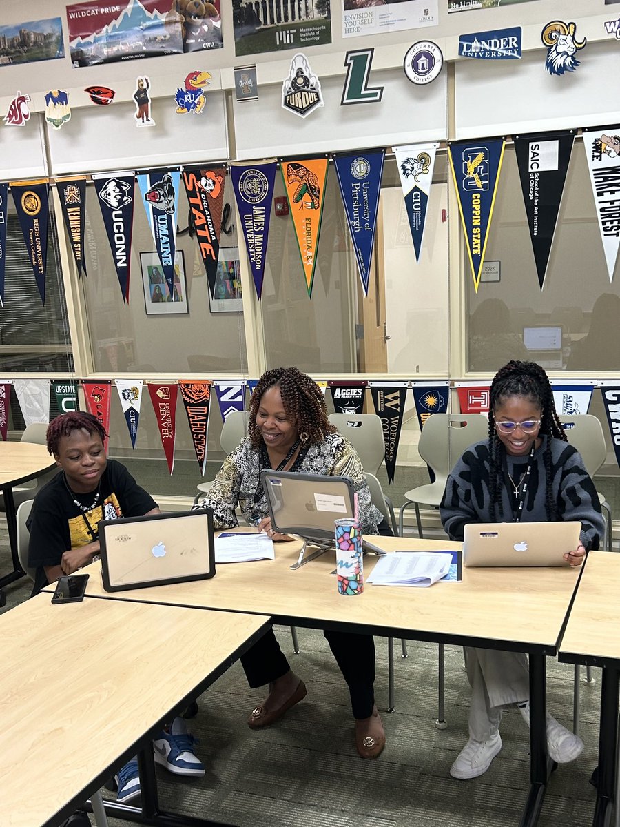 RBHS_WBL's tweet photo. We had the pleasure of conducting two resume writing workshops with some enthusiastic high school students. There's truly nothing like the moment when their faces light up, realizing the potential they hold on paper. #ResumeWorkshop #EmpowerStudents #inspirethebluff2024 https://t.co/4pOutycZdq