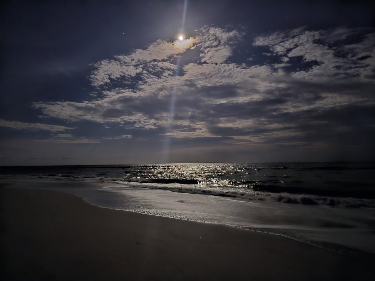 producerBIGD's tweet photo. Beautiful night in Oak Island, NC. 
@EdPiotrowski https://t.co/ZPXX9dRlu9