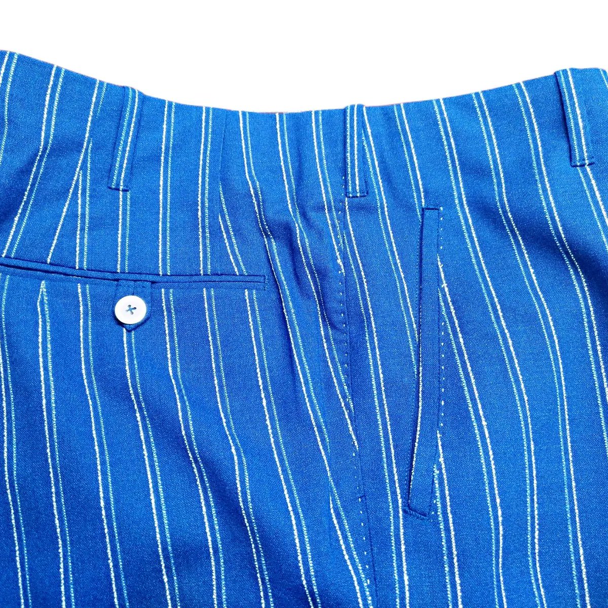 yipwecter's tweet image. This blue stripe suit is very impressing. Both the fabric pattern and craftsmanship combine very well.