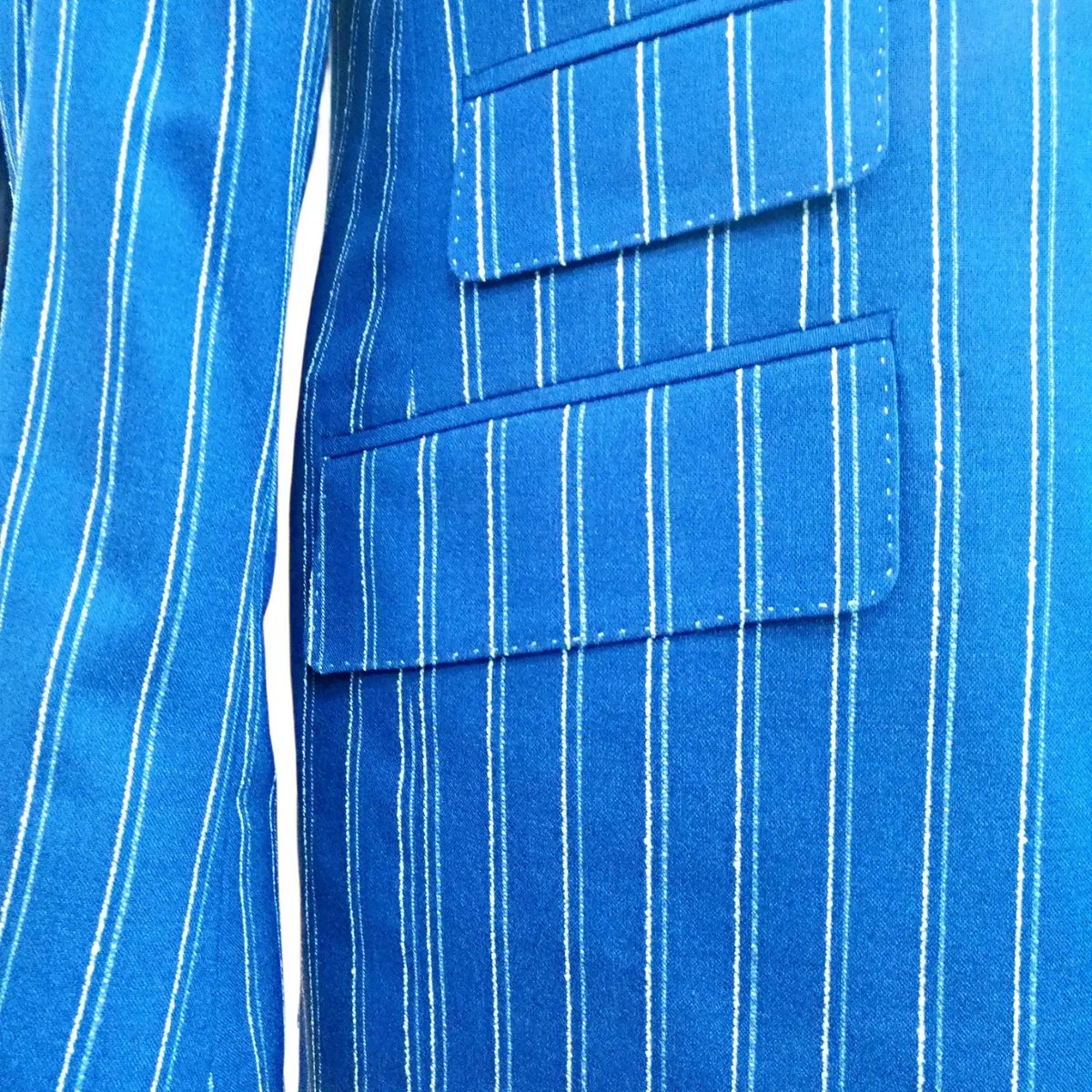 yipwecter's tweet image. This blue stripe suit is very impressing. Both the fabric pattern and craftsmanship combine very well.