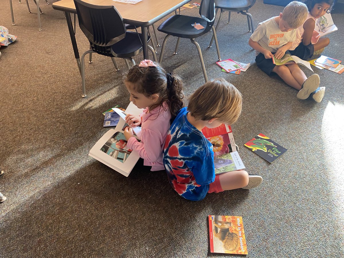AmandaPitzele's tweet photo. Readers read books cover to cover and reread books to learn more about the world!  #wwsallin #growingtogether https://t.co/3libQHbeu8