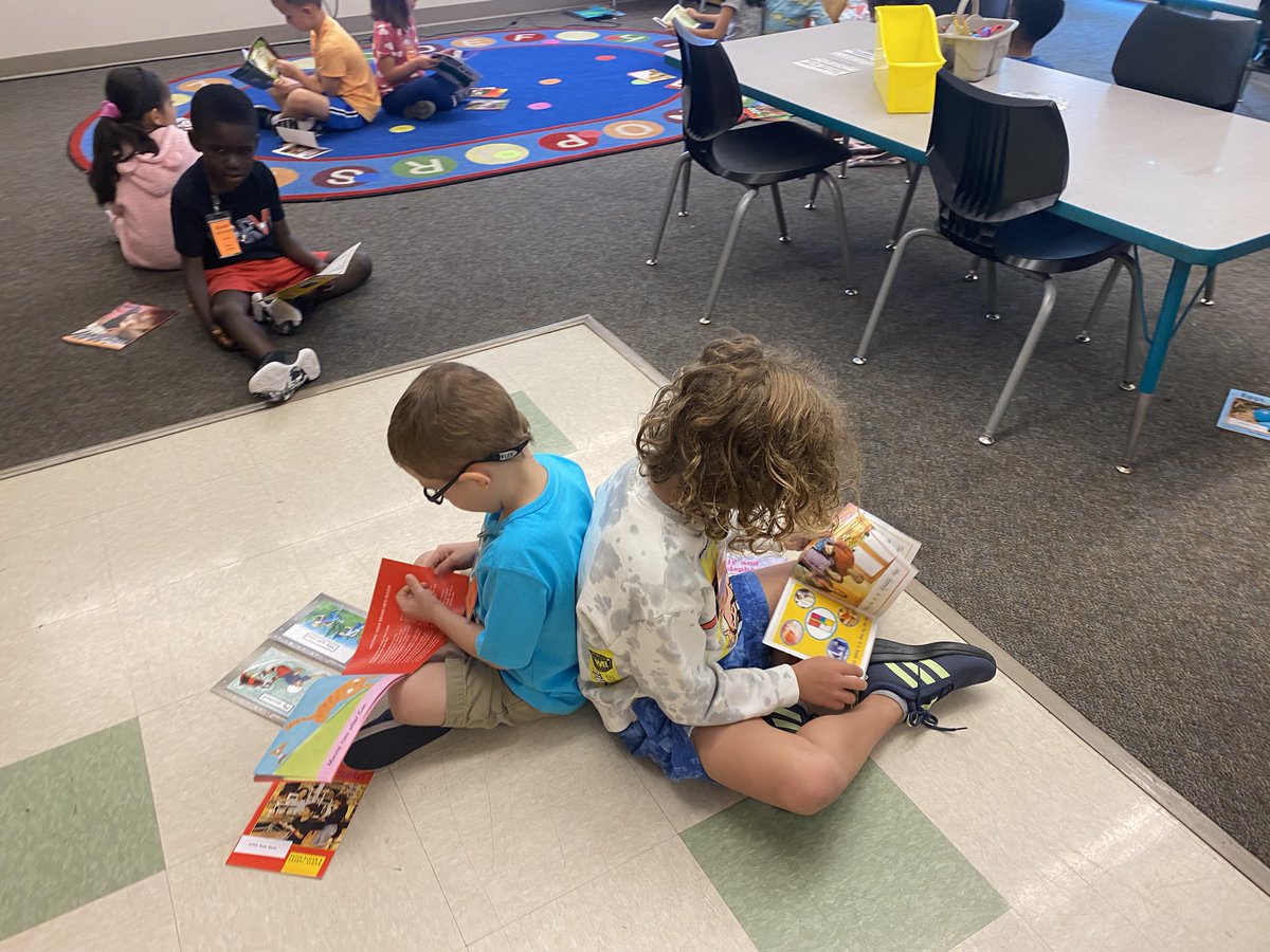 AmandaPitzele's tweet photo. Readers read books cover to cover and reread books to learn more about the world!  #wwsallin #growingtogether https://t.co/3libQHbeu8