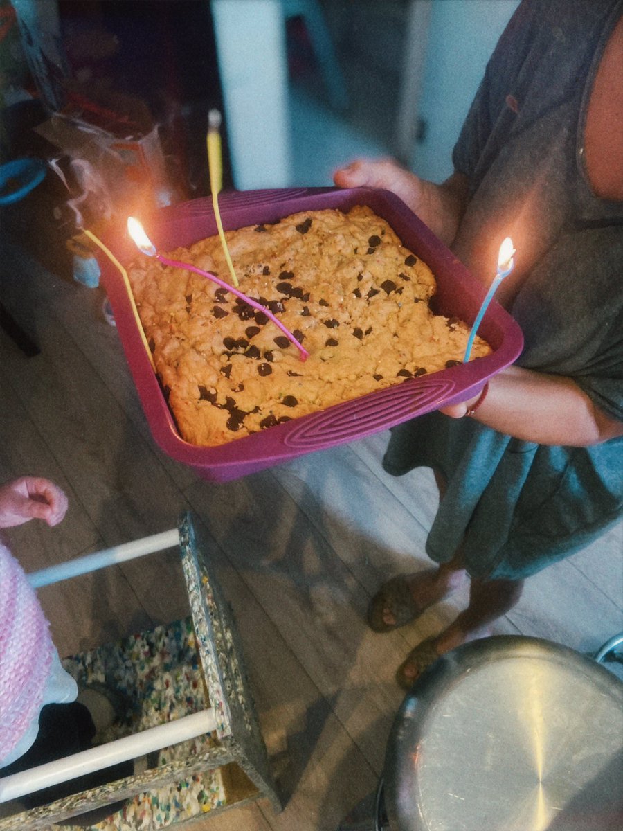 OliviaCollinsMX's tweet photo. Con una galleta-pastel del tamaño de su cara y velarás de la que no se apagan me festejó ayer mi nieto el #diadelosabuelos y morí de amor y de glucosa 🍪🆘🤎🥹 ¿Ustedes cómo se la pasaron? ¿Quién de acá ya tiene nietos? 👼🏻
#VidaCollins #diadelaabuela #abuela #nieto #cookie https://t.co/QAsZYWXXvp